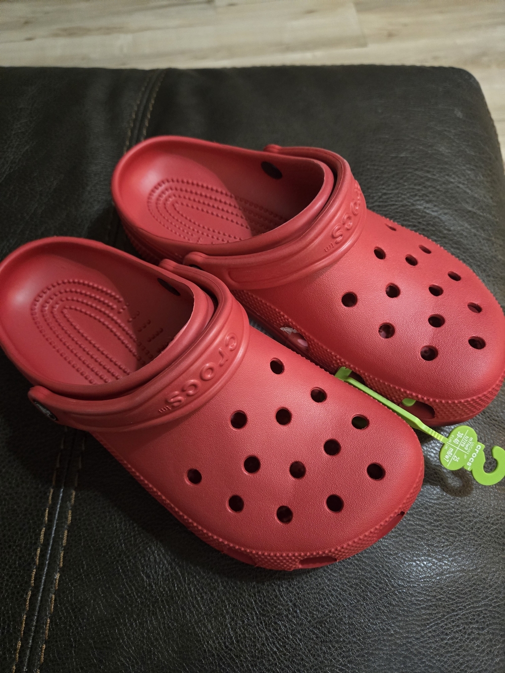 CROCS Classic Unisex Clog in Bright Red 7M, 9W
